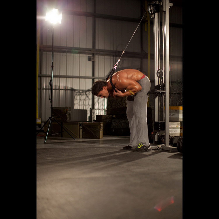 техника выполнения упражнения: Скручивание стоя с верёвкой (Standing Rope Crunch) на фото
