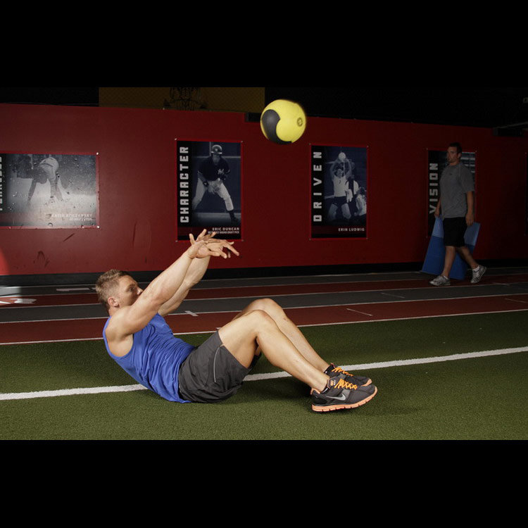 техника выполнения упражнения: бросок мяча из лежачего положения двумя руками (Supine Two-Arm Overhead Throw) на фото