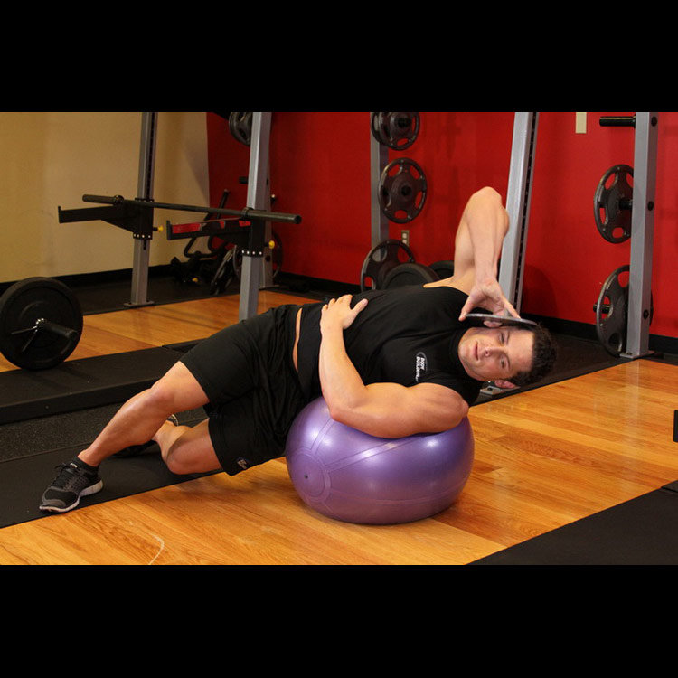 техника выполнения упражнения: Наклон в сторону на мяче с отягощением (Weighted Ball Side Bend) на фото