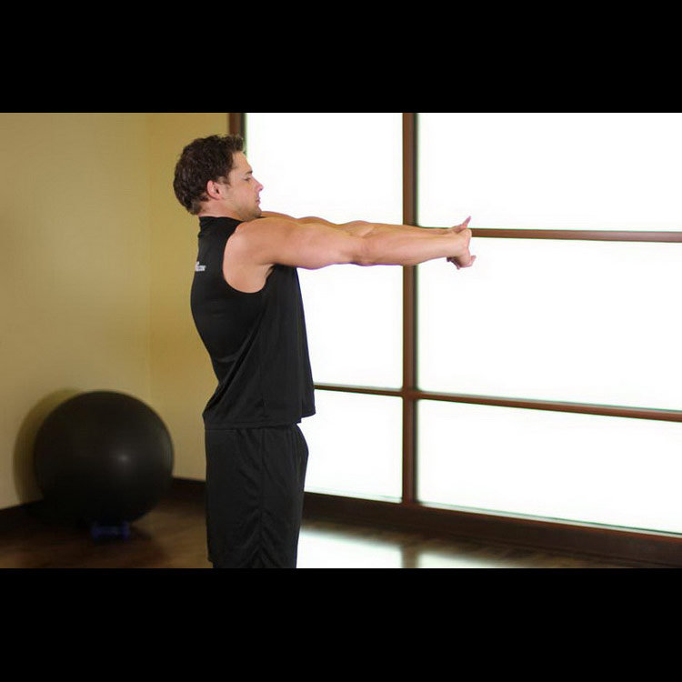 техника выполнения упражнения: Растяжка верха спины (Upper Back Stretch) на фото