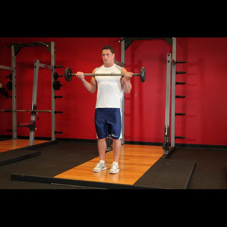 техника выполнения упражнения: Подъем штанги на бицепс широким хватом (Wide-Grip Standing Barbell Curl) на фото
