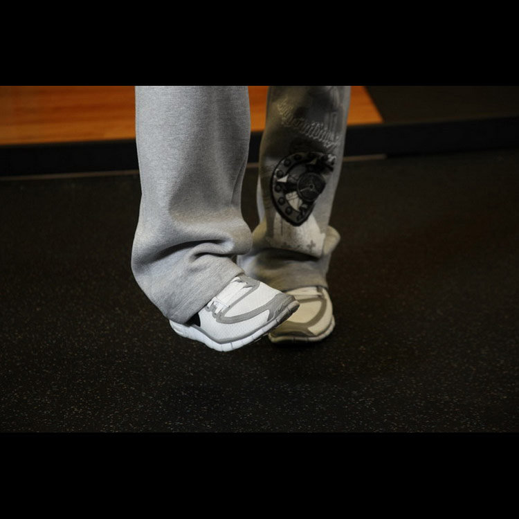 техника выполнения упражнения: Вращение лодыжек (Ankle Circles) на фото