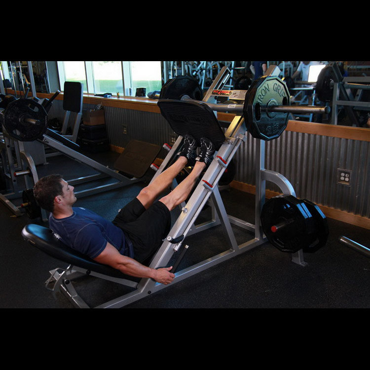 техника выполнения упражнения: Подъем носков в тренажере для жима ногами (Calf Press On The Leg Press Machine) на фото