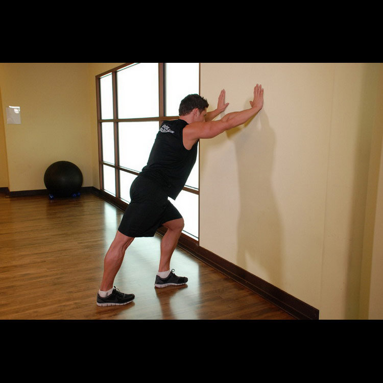 техника выполнения упражнения: Растяжка икроножной с опорой рук в стену (Calf Stretch Hands Against Wall) на фото