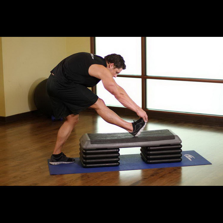 техника выполнения упражнения: Растяжка икроножных мышц в положении стоя (Standing Gastrocnemius Calf Stretch) на фото