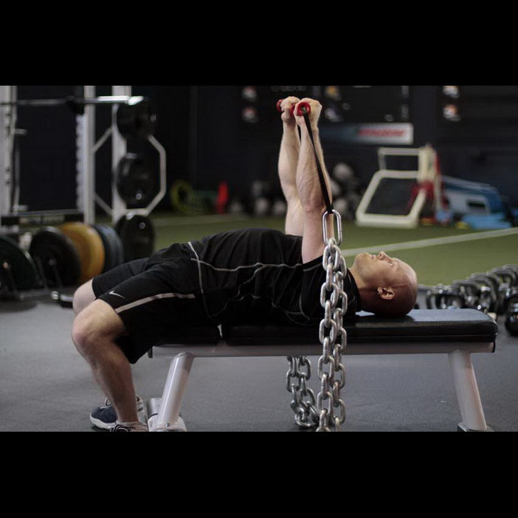 техника выполнения упражнения: Жим с цепью лежа (Chain Press) на фото