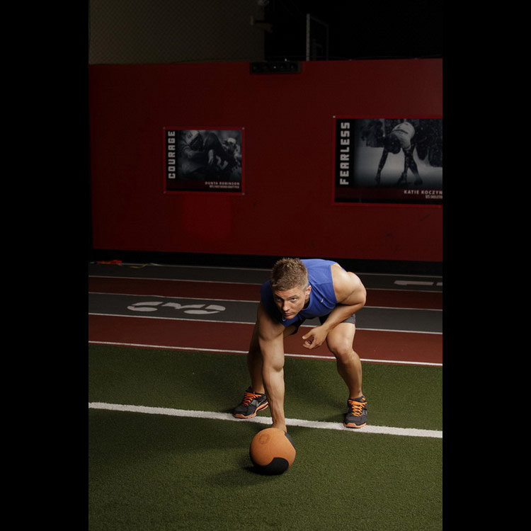 техника выполнения упражнения: Бросок медицинбола (трёхступенчатый) (Chest Push from 3 point stance) на фото