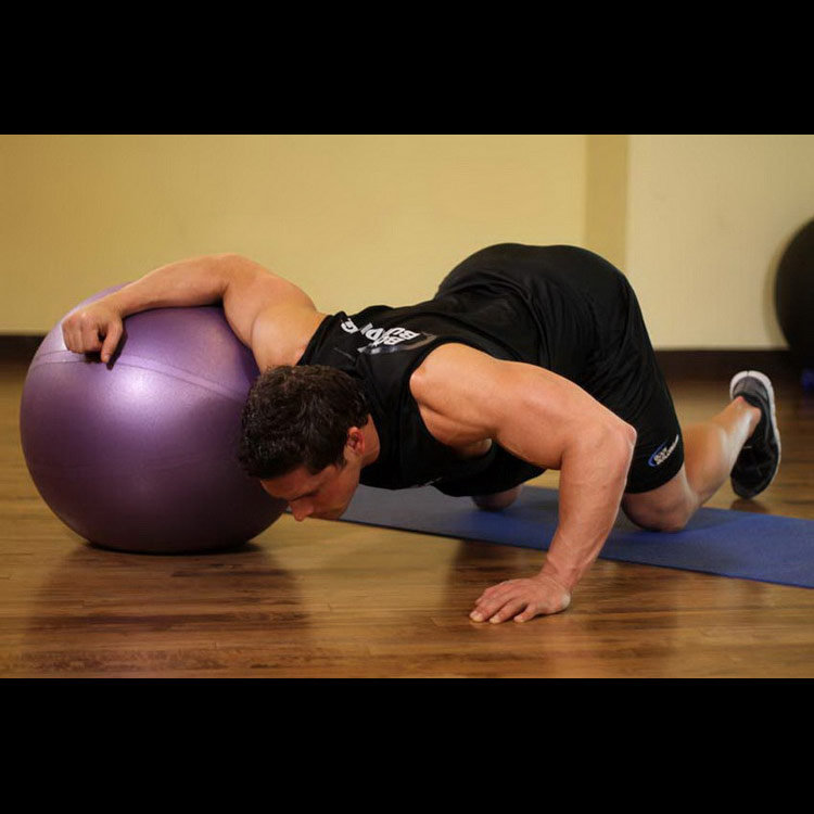 техника выполнения упражнения: Растягивание мышц груди с помощью фитбола (Chest Stretch on Stability Ball) на фото