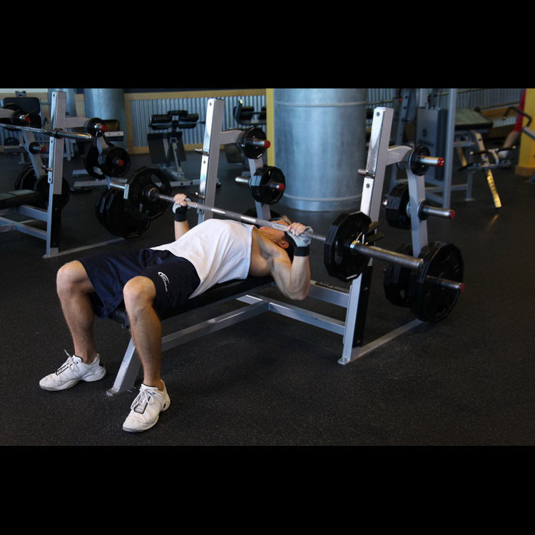 техника выполнения упражнения: Жим лежа широким хватом (Wide-Grip Barbell Bench Press) на фото