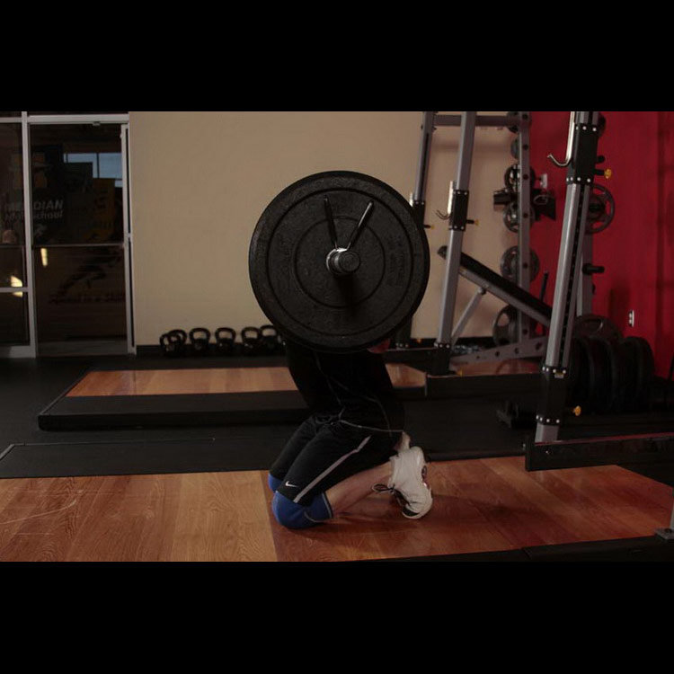 техника выполнения упражнения: Прыжок со штангой из упора сидя (Kneeling Jump Squat) на фото