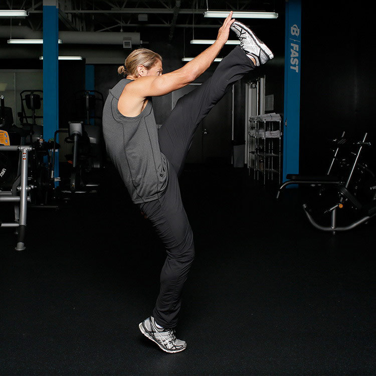 техника выполнения упражнения: Попеременные махи ногами (Alternating Leg Swing) на фото
