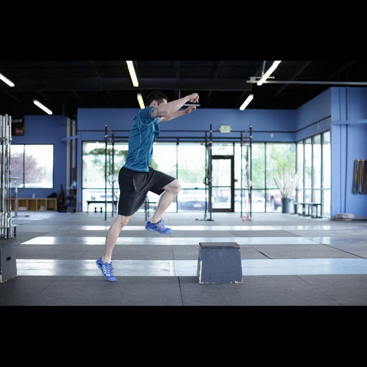 техника выполнения упражнения: Прыжки на ящики (Box Skip) на фото