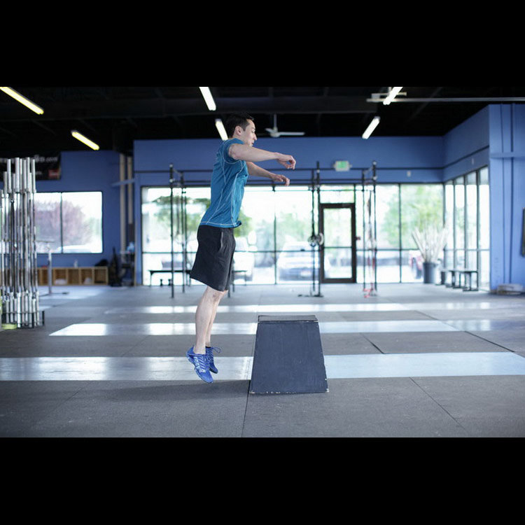 техника выполнения упражнения: Фронтальные прыжки на ящик (Front Box Jump) на фото