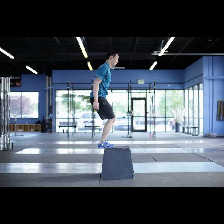 техника выполнения упражнения: Фронтальные прыжки на ящик (Front Box Jump) на фото