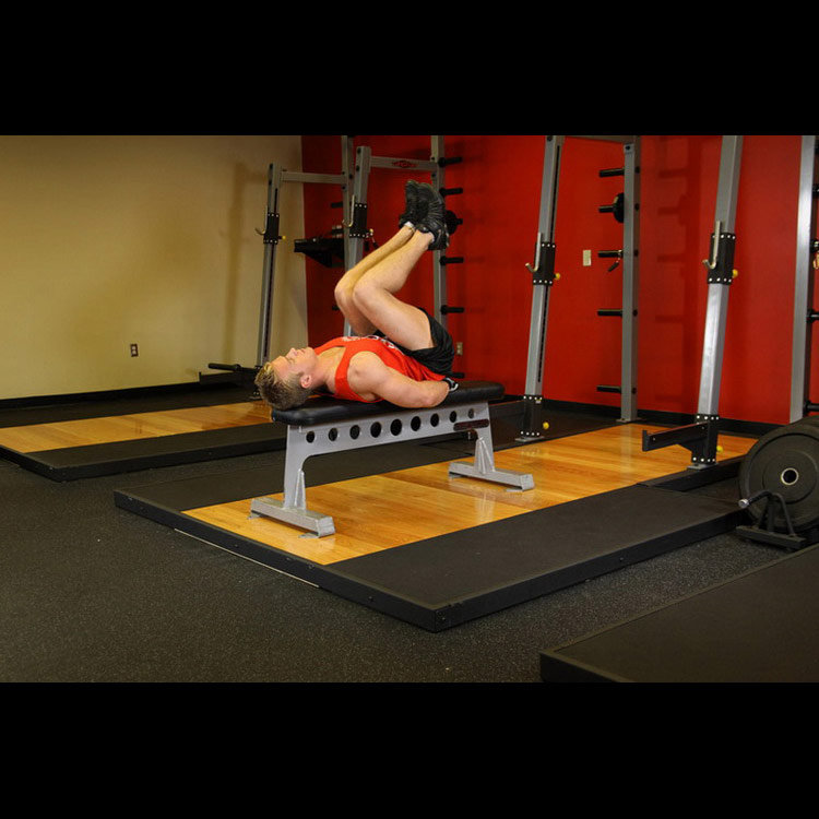 техника выполнения упражнения: Подтягивание ног к груди на горизонтальной скамье (Flat Bench Leg Pull-In) на фото