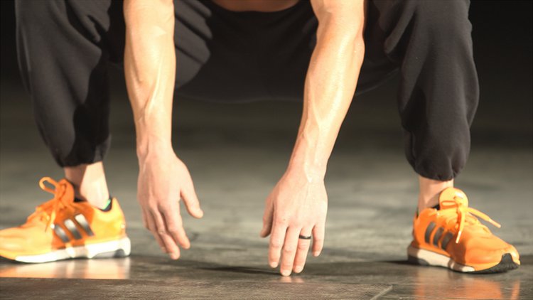 техника выполнения упражнения: Растяжка Сумо (Sumo Squat Stretch) на фото