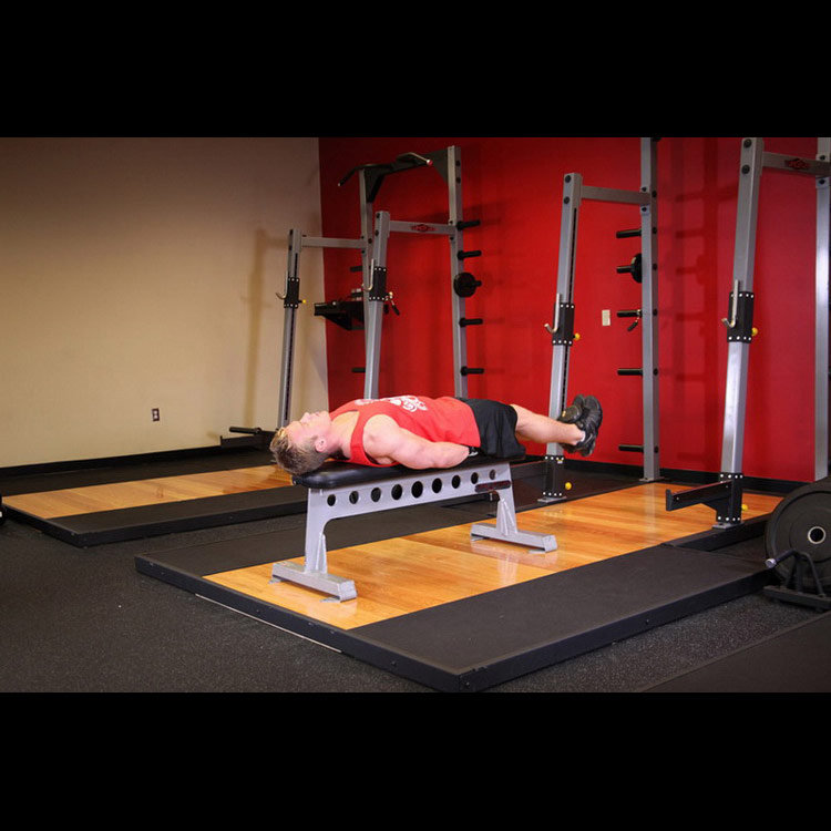 техника выполнения упражнения: Подъем ног лежа на горизонтальной скамье (Flat Bench Lying Leg Raise) на фото