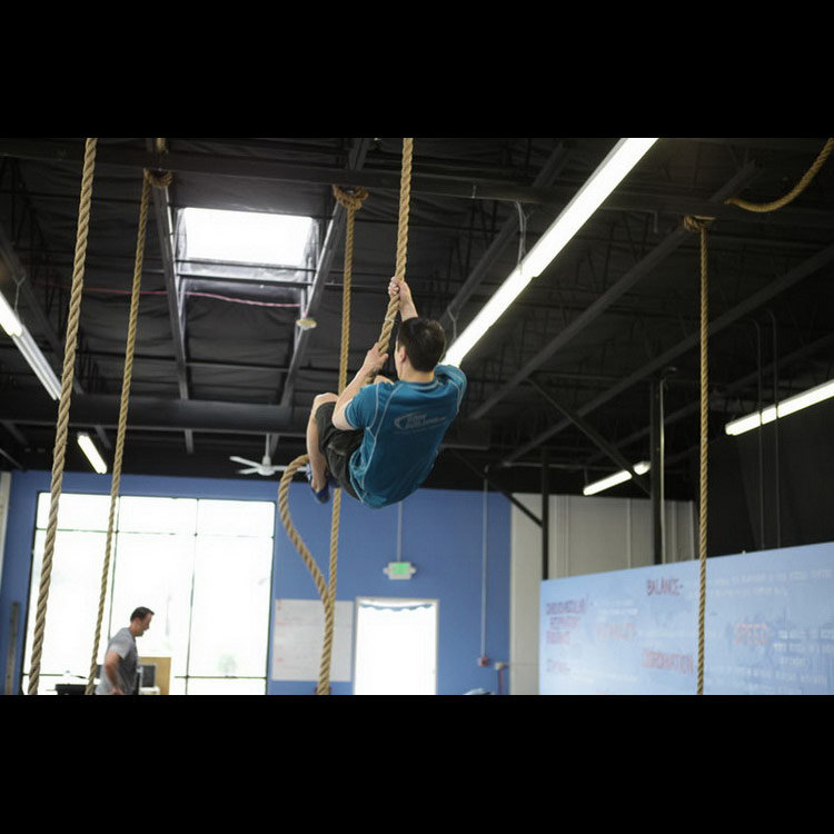 техника выполнения упражнения: Подъём по канату (Rope Climb) на фото
