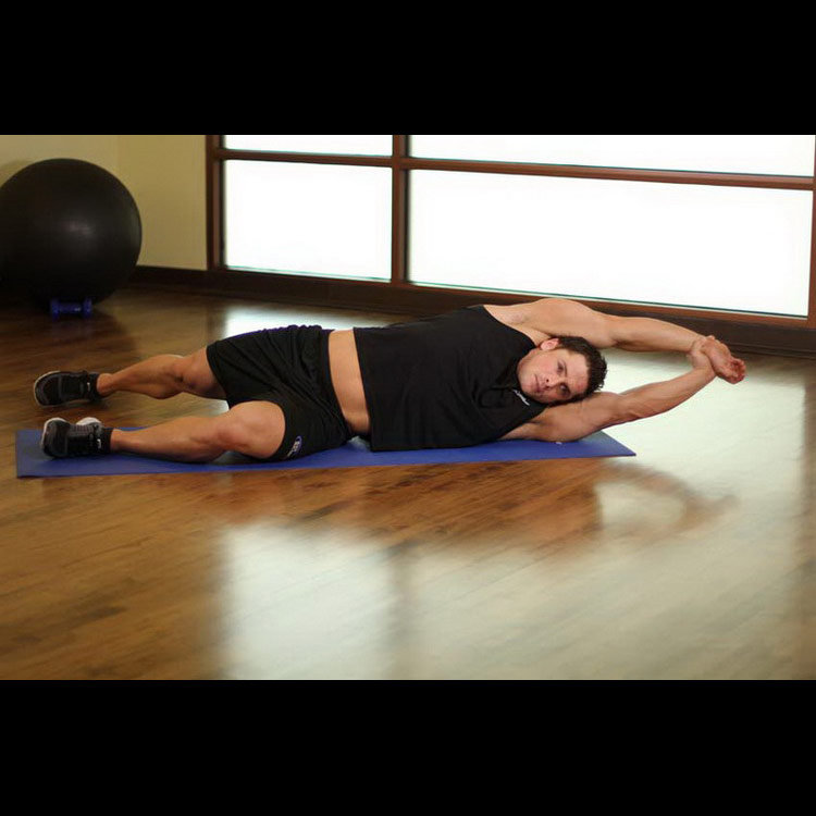 техника выполнения упражнения: Растягивание широчайших мышц спины лежа (Side-Lying Floor Stretch) на фото