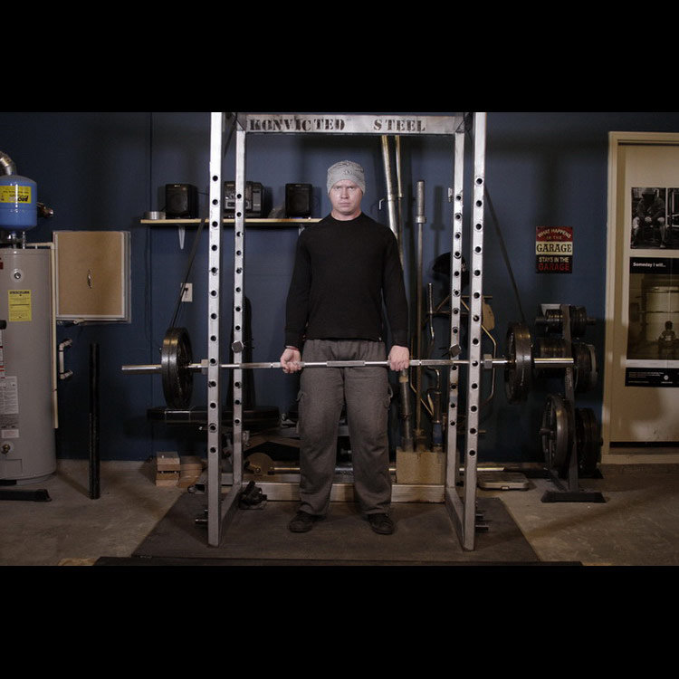 техника выполнения упражнения: Становая тяга в силовой раме с эспандерами (Reverse Band Deadlift) на фото