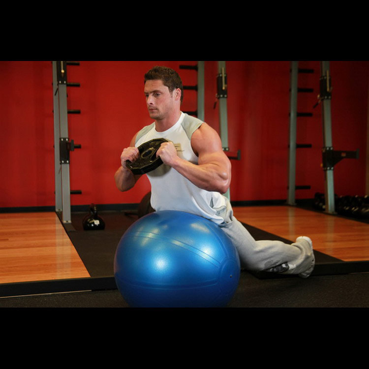техника выполнения упражнения: Гиперэкстензия на фитболе (Weighted Ball Hyperextension) на фото