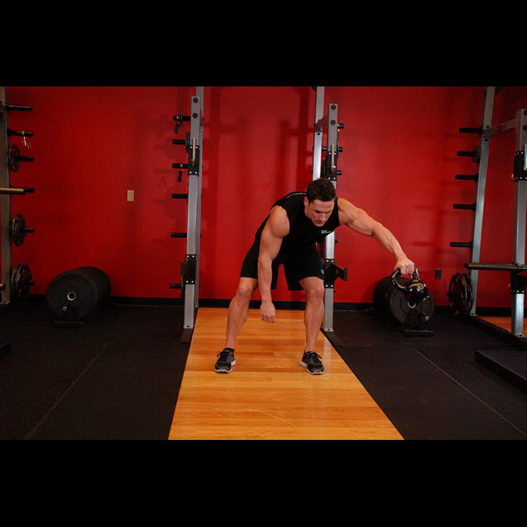 техника выполнения упражнения: W-вариант восьмерок с гирей (Kettlebell Pass Between The Legs) на фото
