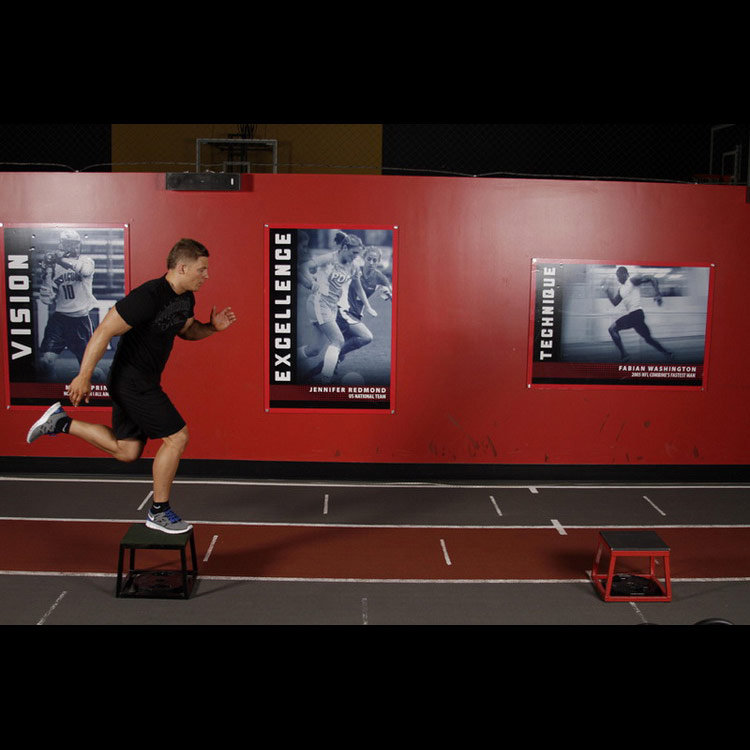 техника выполнения упражнения: Высокий прыжок на одной ноге (Single-Leg Stride Jump) на фото