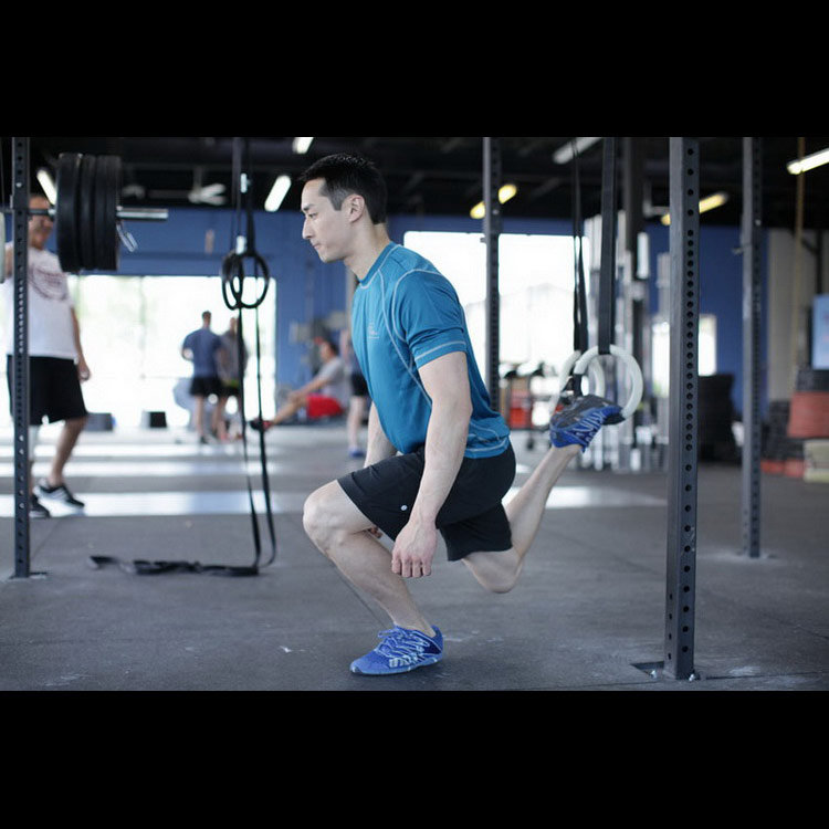 техника выполнения упражнения: Приседания на одной ноге, вторая подвешена (Suspended Split Squat) на фото