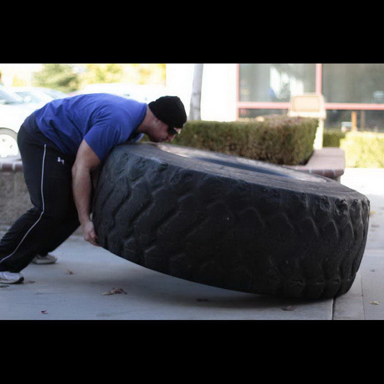 техника выполнения упражнения: Переворот шины (Tire Flip) на фото