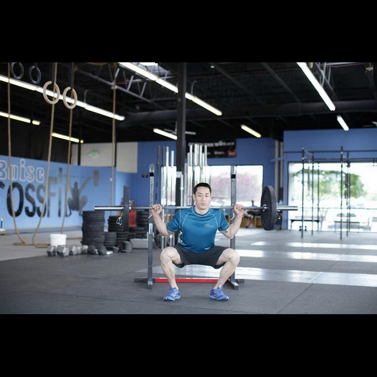 техника выполнения упражнения: Приседания и прыжок с весом (Weighted Jump Squat ) на фото
