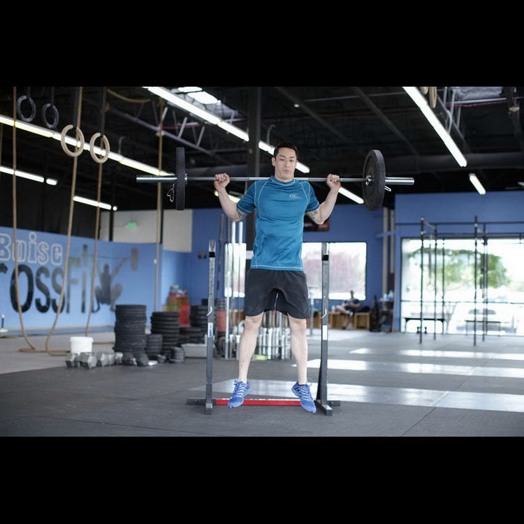 техника выполнения упражнения: Приседания и прыжок с весом (Weighted Jump Squat ) на фото