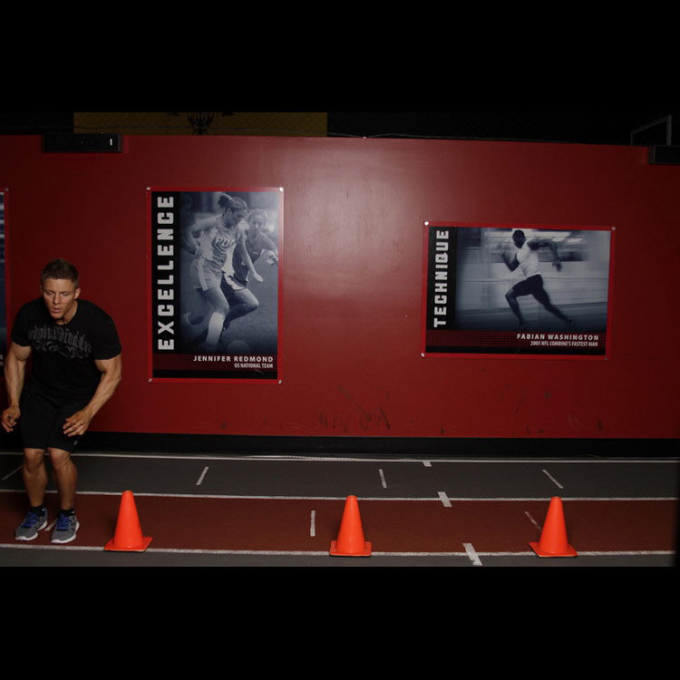 техника выполнения упражнения: Боковые прыжки через конус (Lateral Cone Hops) на фото