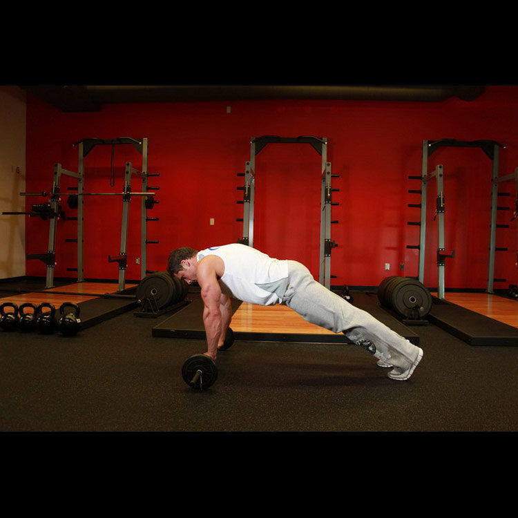 техника выполнения упражнения: Штанга в качестве гимнастического ролика (Barbell Ab Rollout) на фото