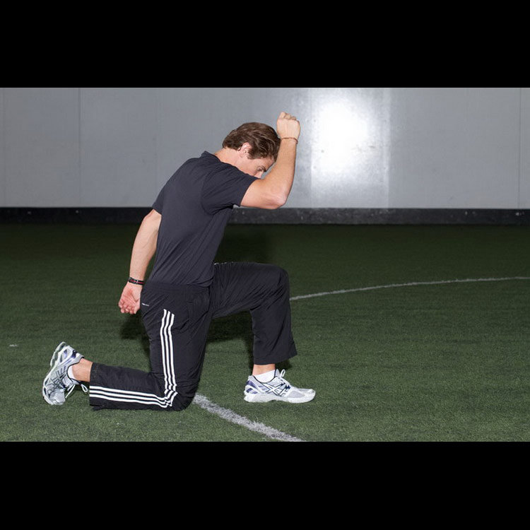 техника выполнения упражнения: Беговые движения рук стоя на коленях (Kneeling Arm Drill ) на фото