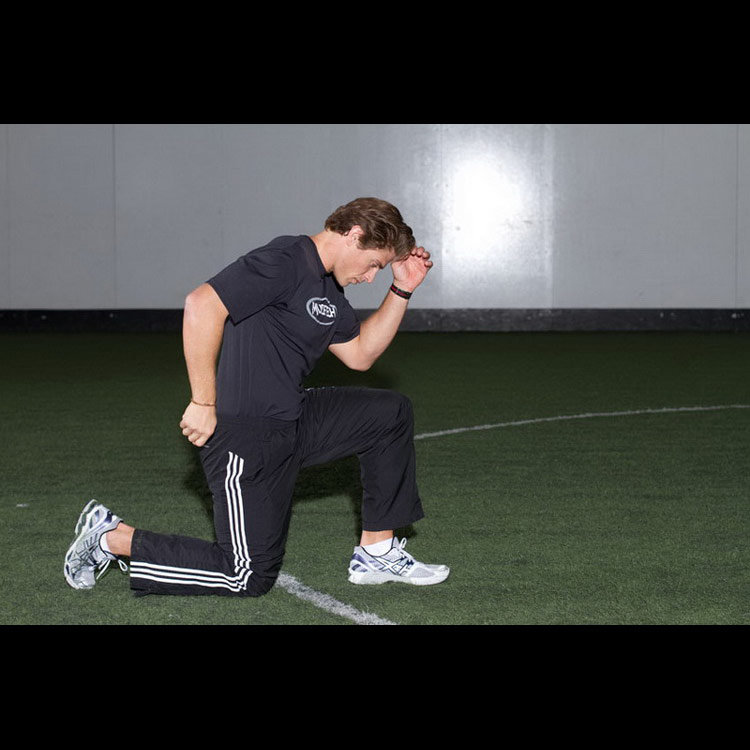 техника выполнения упражнения: Беговые движения рук стоя на коленях (Kneeling Arm Drill ) на фото