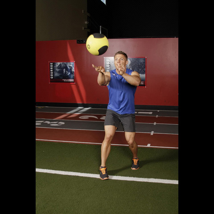 техника выполнения упражнения: Бросок мяча с возвратом в стойку (Return Push from Stance) на фото