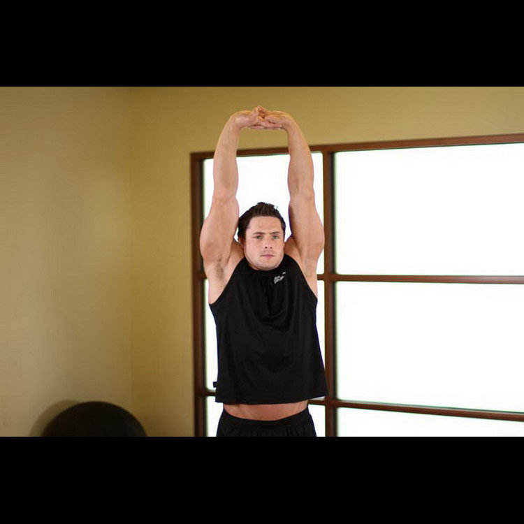 техника выполнения упражнения: Растяжка дельт стоя (Upward Stretch) на фото
