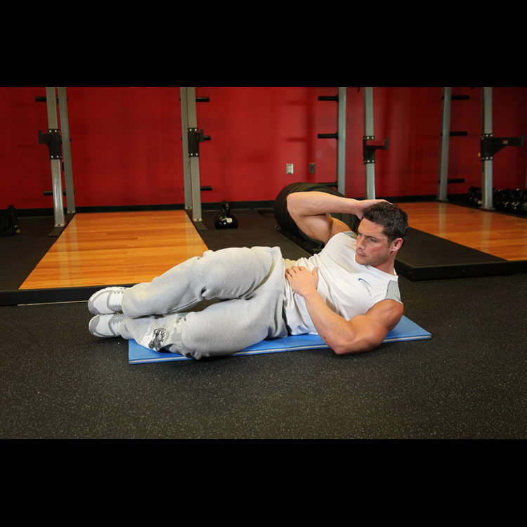 техника выполнения упражнения: Боковые скручивания (Oblique Crunches - On The Floor) на фото