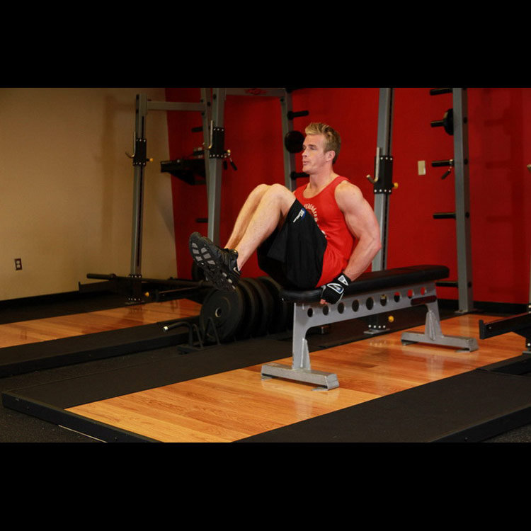 техника выполнения упражнения: Подтягивания ног к груди сидя на горизонтальной скамье (Seated Flat Bench Leg Pull-In) на фото